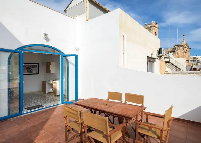 Chic, Stylish Traditional Townhouse With Terrace - St. Paul\'S Bay