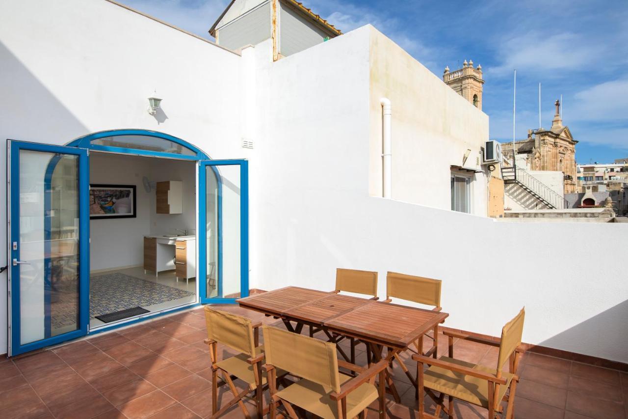Chic, Stylish Traditional Townhouse With Terrace - *