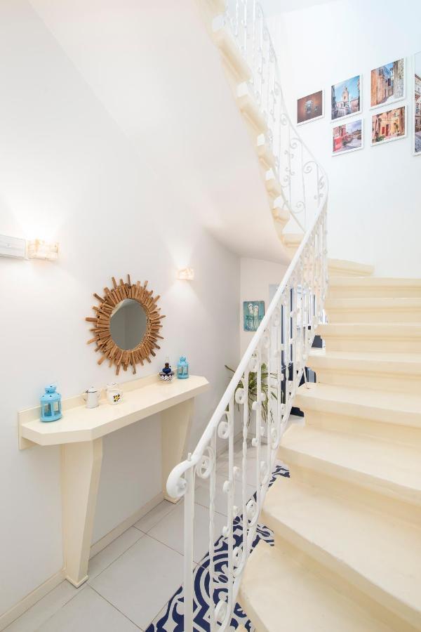 Chic, Stylish Traditional Townhouse With Terrace - *